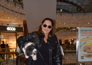 Hülya Avşar can dostu Güllü ile alışverişte