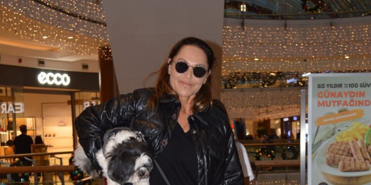 Hülya Avşar can dostu Güllü ile alışverişte