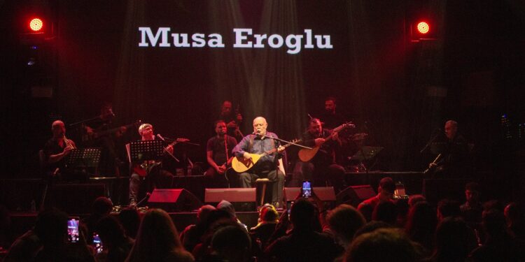 Musa Eroğlu, Mersin’de hayranları ile özlem giderdi