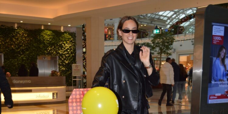 Seda Bakan’ın keyifli halleri ile dikkat çekti