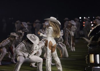 Beyoncé’nin Sanatçıları NFL Christmas Gameday Devre Arası Özel Programında Özel Levi’s® Tasarımlarıyla Sahnedeydi