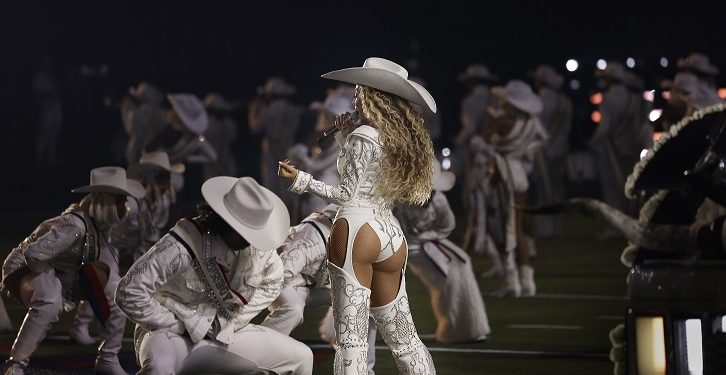 Beyoncé’nin Sanatçıları NFL Christmas Gameday Devre Arası Özel Programında Özel Levi’s® Tasarımlarıyla Sahnedeydi