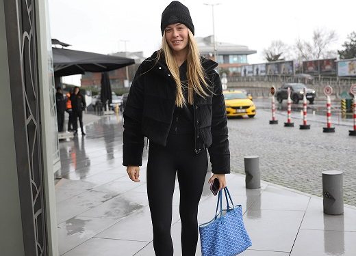 Spor kombini ve duru güzelliği ile dikkat çekti