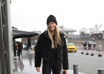 Spor kombini ve duru güzelliği ile dikkat çekti