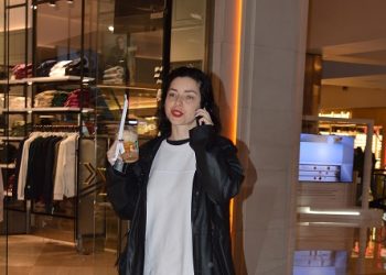 Bir Elinde Kahve Bir Elinde Telefon