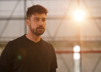 Alp Navruz: “Kendimin zıddı bir karakteri oynuyorum”