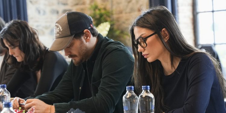 Çağatay Ulusoy ve Demet Özdemir okuma provası için bir arada