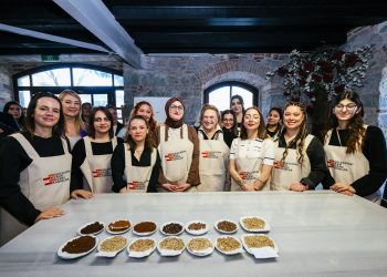 Sabancı Vakfı Mütevelli Heyeti Başkanı Güler Sabancı, İzmir’de “Ben de varım, buradayım” diyen genç kadınlarla buluştu