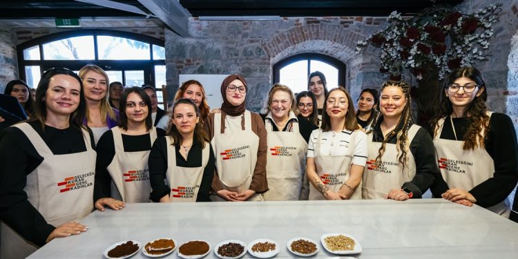 Sabancı Vakfı Mütevelli Heyeti Başkanı Güler Sabancı, İzmir’de “Ben de varım, buradayım” diyen genç kadınlarla buluştu
