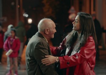 Demet Özdemir İstiklal’de Şarkı Söyledi