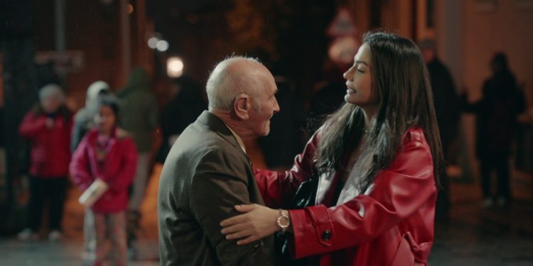 Demet Özdemir İstiklal’de Şarkı Söyledi