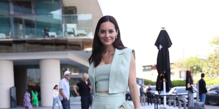 Güzelliği ile Büyüledi