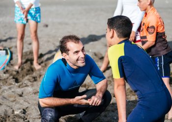 Deprem bölgesindeki gençler, sörf sayesinde öz güven kazanıyor ve doğayla bağ kuruyor
