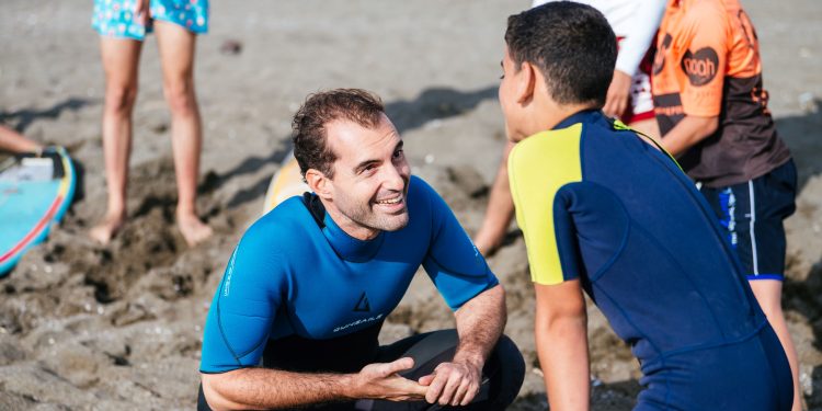 Deprem bölgesindeki gençler, sörf sayesinde öz güven kazanıyor ve doğayla bağ kuruyor