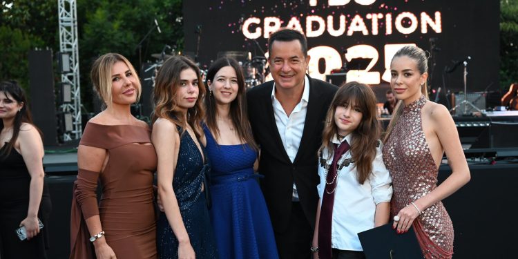 Tarabya İngiliz Okulları’nın öğrencileri mezuniyetlerini kutladı