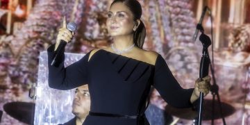 Güçlü sesi, eşsiz yorumu ve zarafetiyle büyüledi